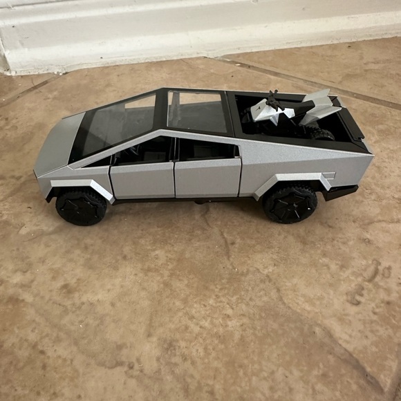 Cybertruck and ATV toy bundle - Picture 2 of 2